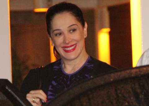  Claudia Raia comemora chegada aos 47 com amigos e família