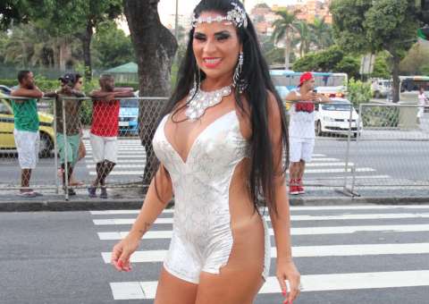  Sem calcinha, Solage Gomes usa vestido transparente na Sapucaí