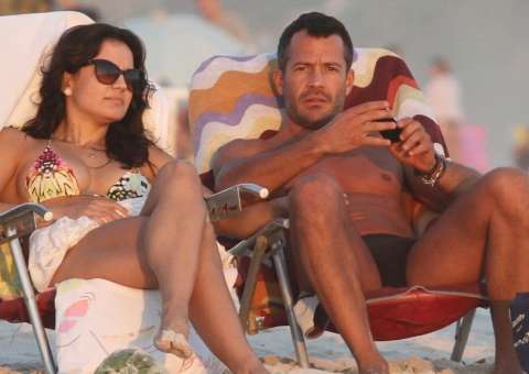 Grávida de Malvino Salvador, pentacampeã mundial de jiu-jitsu exibe barriga na praia