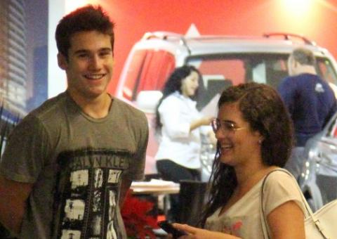  Filha de Renato Aragão curte cinema com namorado