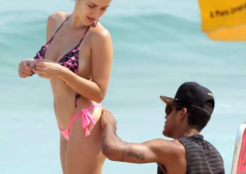 Marcello Melo Jr curte praia com namorada em clima de romance