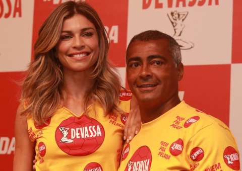  Grazi é Musa Devassa ao lado de Romário no Carnaval de 2014