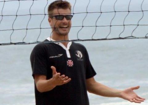  Com camisa do Vasco, Rodrigo Hilbert joga vôlei na praia