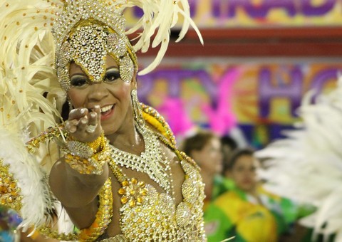  Jornalista Emily Araújo integra time de beldades na Aparecida