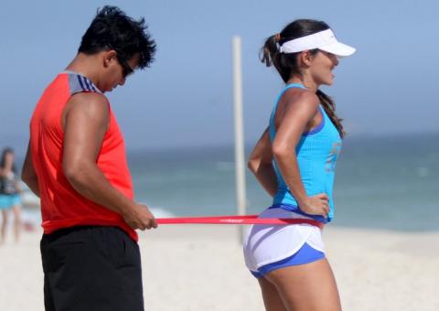 Carla Prata mostra boa forma e curvas ao se exercitar na praia