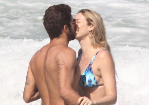 Após foto polêmica, Luana Piovani beija muito na praia