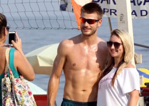 Sarado, Rodrigo Hilbert é cercado por mulherada na praia