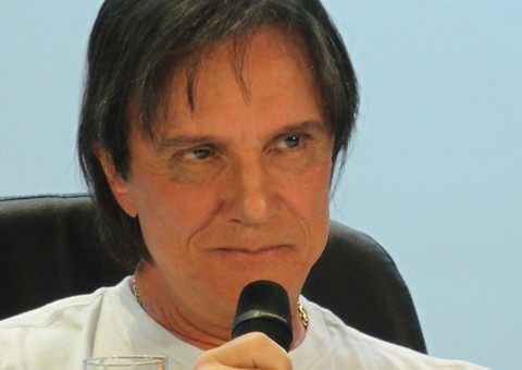 Roberto Carlos fala sobre assuntos polêmicos e afirma que é a favor do casamento gay 