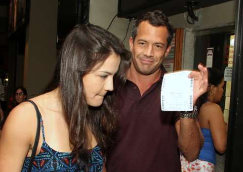  Malvino Salvador vai ao teatro com a namorada pentacampeã mundial de jiu-jítsu