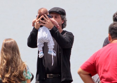 Alexandre Nero se derrete por bebê em gravação de novela