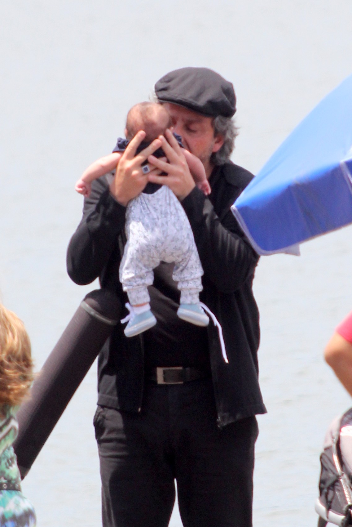 Alexandre Nero se derrete por bebê em gravação de novela