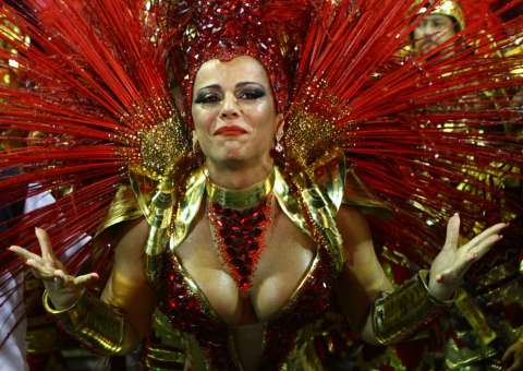  Viviane se emociona e dá show à parte na bateria do Salgueiro