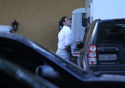 Thiago Lacerda é flagrado dando ajeitada indiscreta em partes íntimas