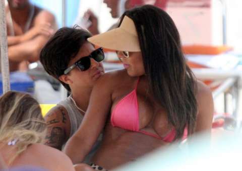 Tammy Miranda curte praia com a namorada