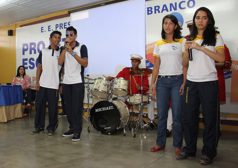 Escola utiliza música para fortalecer ensino da Língua Espanhola