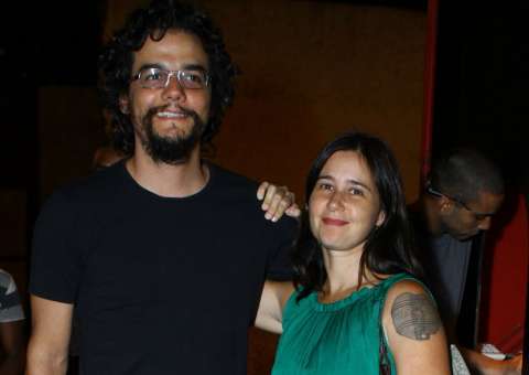   Em rara aparição pública, Wagner Moura curte teatro com a esposa