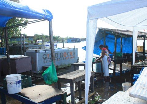 Enchente já inunda casas no Puraquequara e dificulta vida de comerciantes