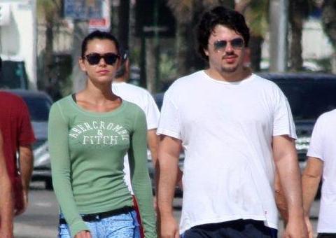    Filha de Datena joga tênis e namora na praia