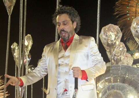 Alexandre Nero cai de carro alegórico em desfile do Salgueiro