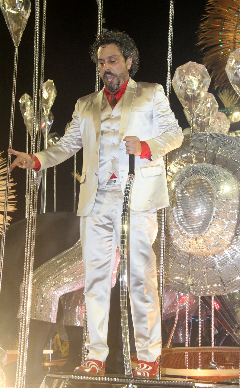 Alexandre Nero cai de carro alegórico em desfile do Salgueiro