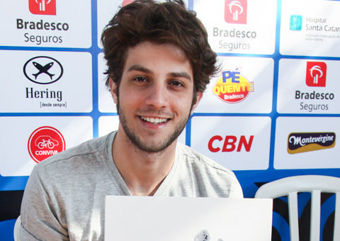 Chay Suede e Klebber Toledo suam camisa na Corrida Contra o Câncer de Mama  