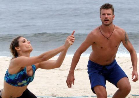  Fernanda Lima e Rodrigo Hilbert curtem praia juntos e exibem boa forma