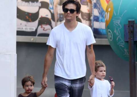  Wagner Moura passa o domingo de carnaval passeando com os filhos