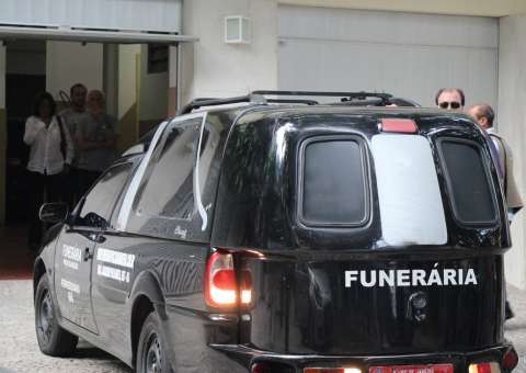  Corpo de José Wilker é levado da casa da namorada para velório