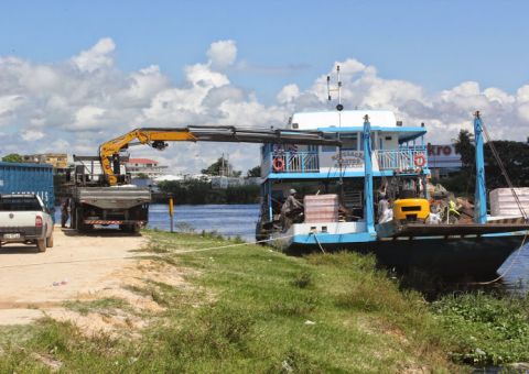 Estacionamento do PAC vira porto clandestino