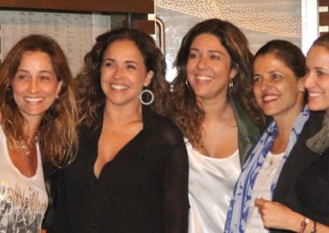1 mês após casamento, Daniela Mercury se diverte em jantar com esposa e amigas