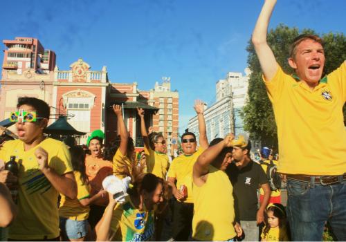 Torcedores se divertem no largo que teve até roda de samba