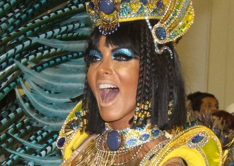  Fantasia deixa Carla Prata "pagando peitinho" durante todo o desfile 