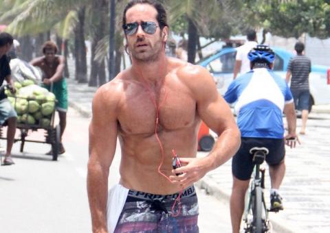  Marcos Pitombo exibe boa forma em Ipanema