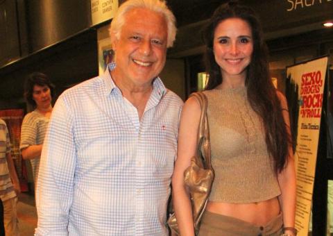 Namorada de Antonio Fagundes chama a atenção com barriguinha de fora