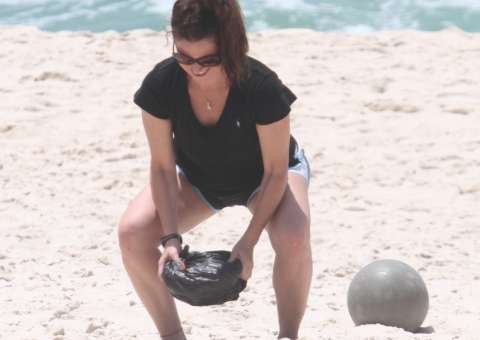  Giovanna Antonelli se exercita na praia para perder calorias do Natal