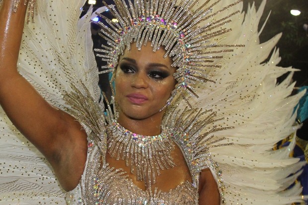À frente da bateria da Unidos da Tijuca, Juliana Alves se emociona em desfile
