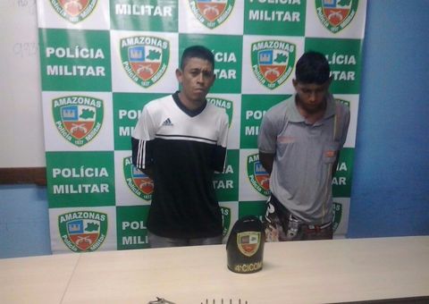 Passeavam em moto roubada quando a polícia os pegou