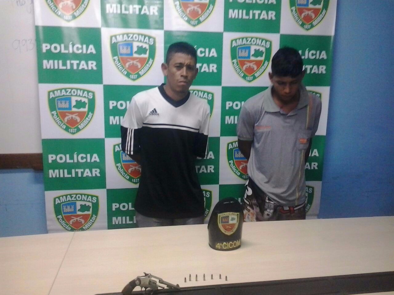 Passeavam em moto roubada quando a polícia os pegou