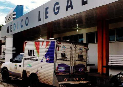 Homem é encontrado enforcado dentro de container