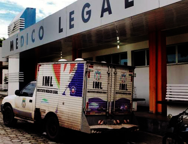 Homem é encontrado enforcado dentro de container