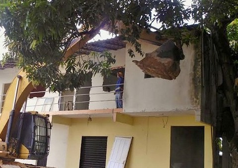 Prédio construído em área institucional é demolido pela Implurb