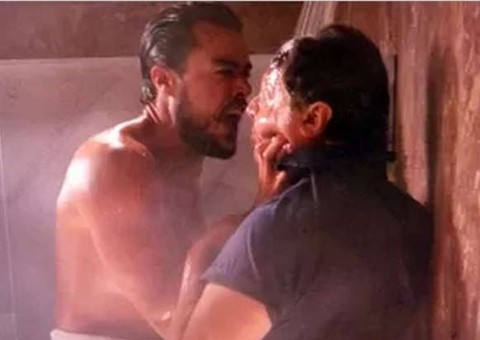 'Império': Felipe usa faca para obrigar Enrico a fazer sexo. 'Gosta da fruta'