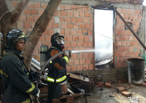 Incêndio destrói  casa em Manaus
