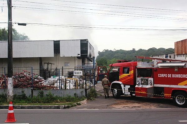 Incêndio destrói galpão na avenida Autaz Mirim