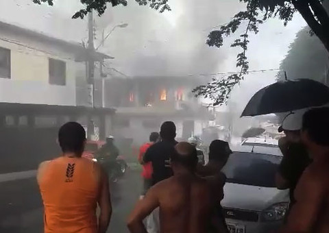Incêndio destrói casa em Manaus