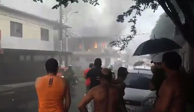 Incêndio destrói casa em Manaus