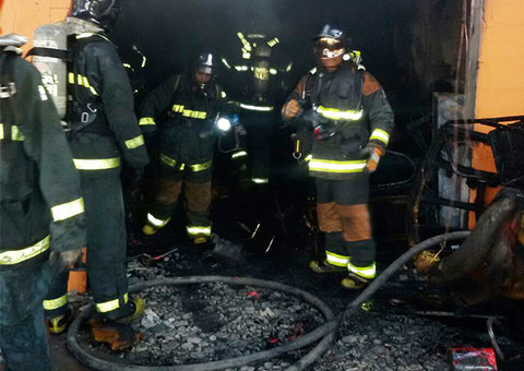 Incêndio destrói parte de casa na Cidade Nova