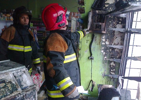 Populares controlaram início de incêndio no Varejão Stela