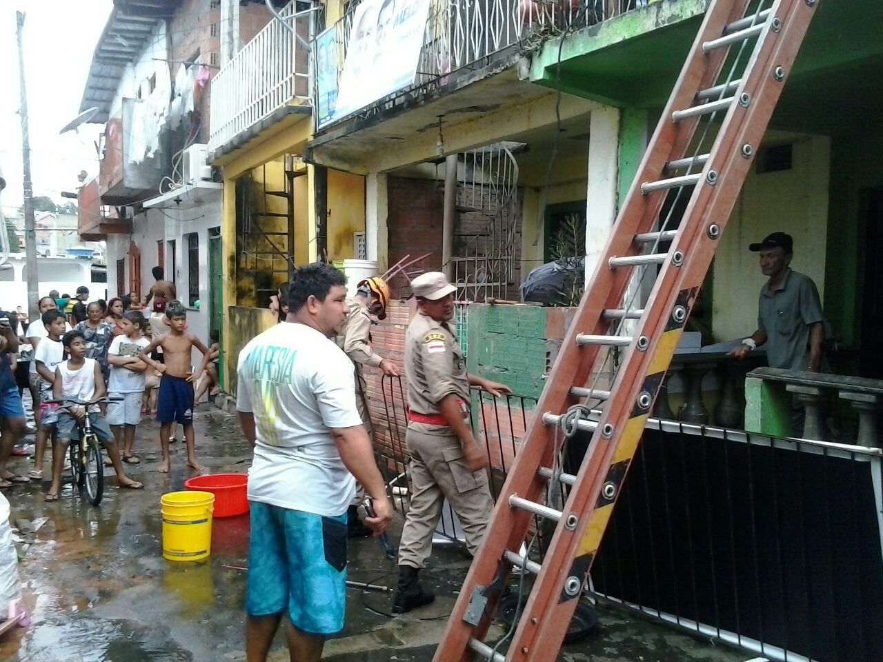 Incêndio deixa uma pessoa com queimaduras de segundo grau