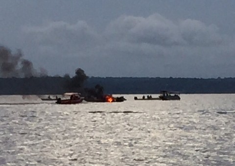 Fogo destrói barco no Rio Negro